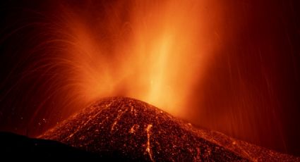 No se puede creer: un reportero tocó lava del volcán de La Palma en vivo