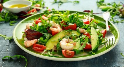 Esta es la ensalada de langostinos y tomate que debéis probar