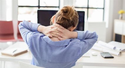 Tres ejercicios para aliviar la tensión en la espalda durante las horas de trabajo