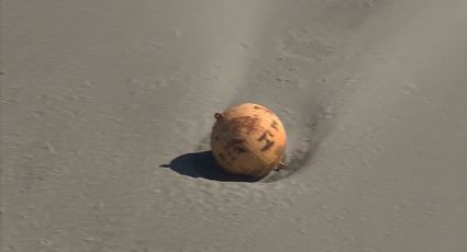 Una bola gigante apareció en una playa de Japón y desconcierta a todos