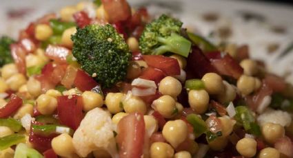 La receta de ensalada de garbanzos para comer rico y saludable