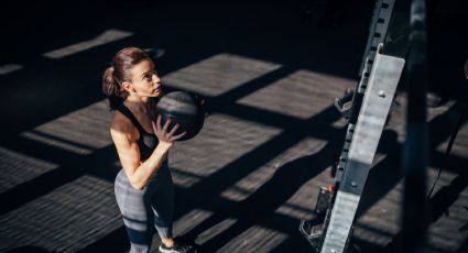 Solo necesitas un balón para los ejercicios que cambiarán tu físico