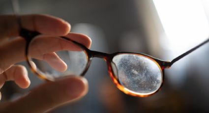 Cómo sacar esas rayas molestas de los cristales de los lentes con dos ingredientes de cocina