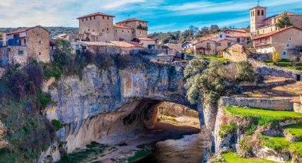 Viajes turísticos: así es el imponente pueblo de Burgos que está atravesado por una cascada