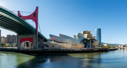 Viajes turísticos: así es el pueblo marinero de España con un puente colgante imponente