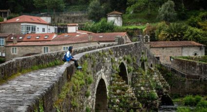 Viajes turísticos: así es la aldea de Galicia rodeada de un increíble paisaje campestre