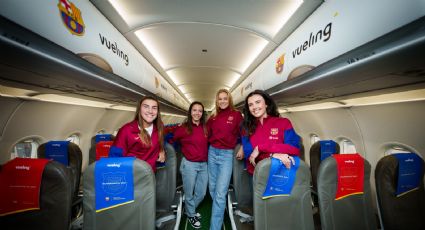 El Barcelona femenino sonríe ante el estreno de su avión personalizado