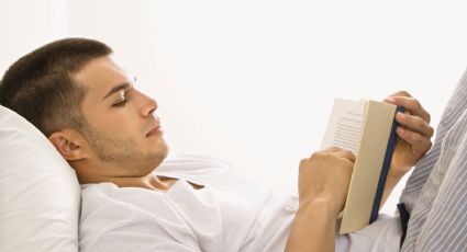 Leer un libro antes de dormir mejorará tu siguiente día por estos motivos