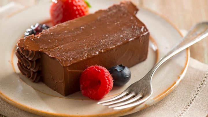 Hace esta fabulosa torta de chocolate sin huevo ni manteca