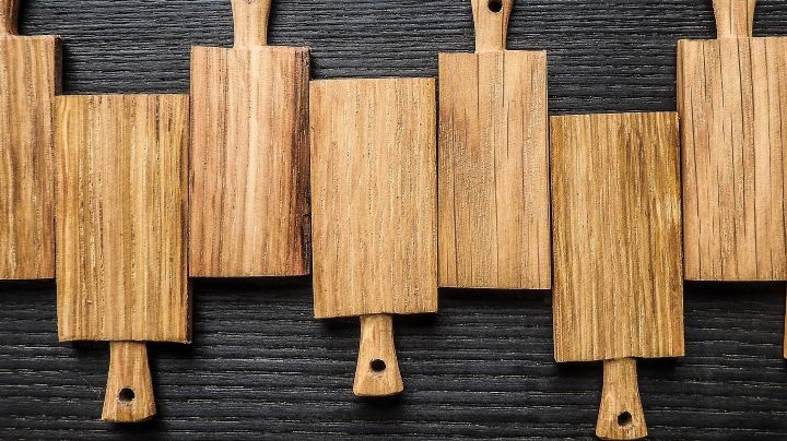 Usa tus tablas de madera para transformarlas en un sorprendente estante decorativo para tu hogar