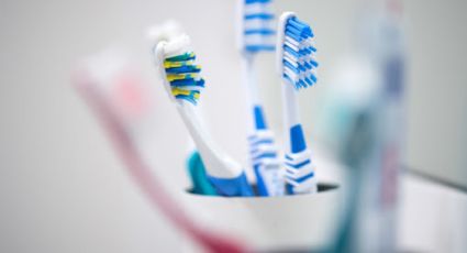 Desinfecta tus cepillos de dientes con estos 3 productos que tienes en casa