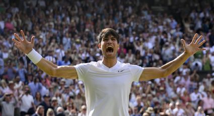 Carlos Alcaraz hunde a Novak Djokovic y sigue escribiendo la historia del tenis español