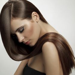 El aceite esencial para el cabello que dará brillo, volumen y elimina la caspa