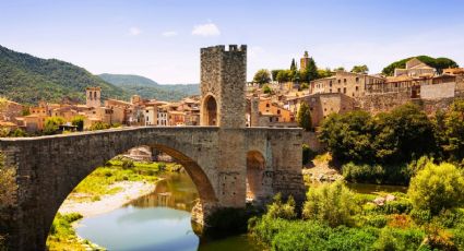 Este pueblo de cuento de hadas queda en Girona y tiene uno de los castillos más increíbles de España