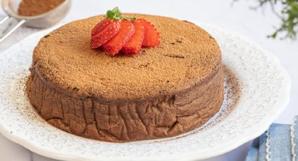 Deleita a tus invitados con esta increíble tarta de chocolate sin huevo, harina ni azúcar