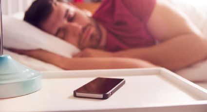 Esta es la distancia a la que debe estar un móvil de la cama a la hora de dormir